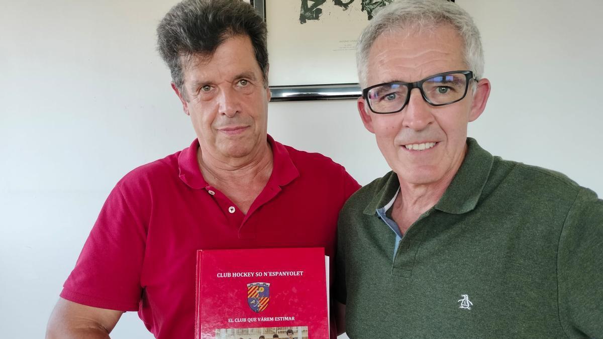 Juan Pedro Tauler y Juan Antonio Díaz posan con el libro ‘Club Hockey So N’Espanyolet, el club que vàrem estimar’