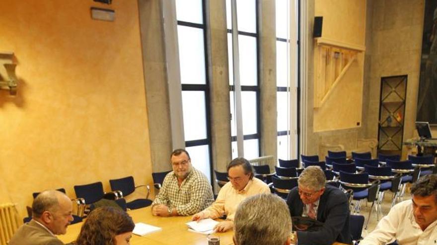 Los representantes del Sespa y del SIMPA, durante la reunión de ayer.