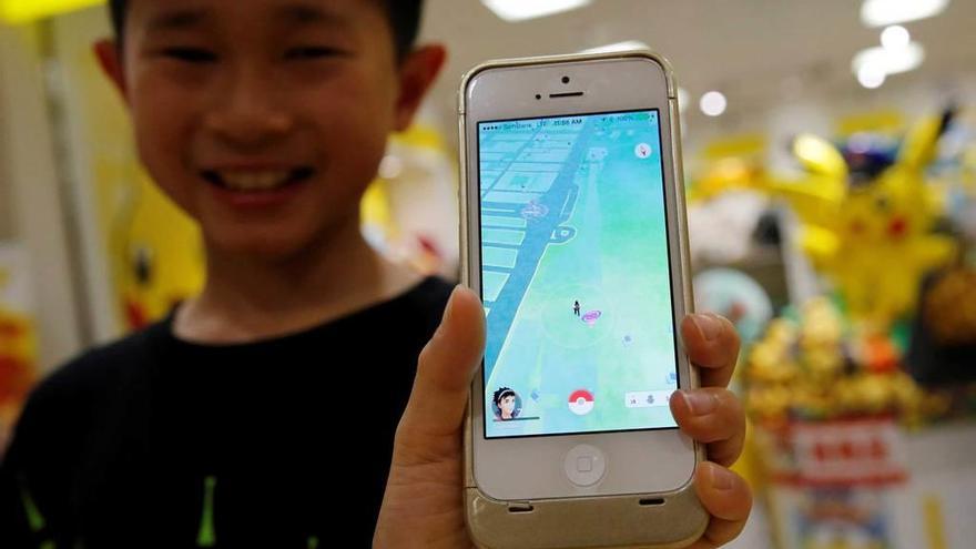 Un niño muestra la aplicación &quot;Pokémon Go&quot;.