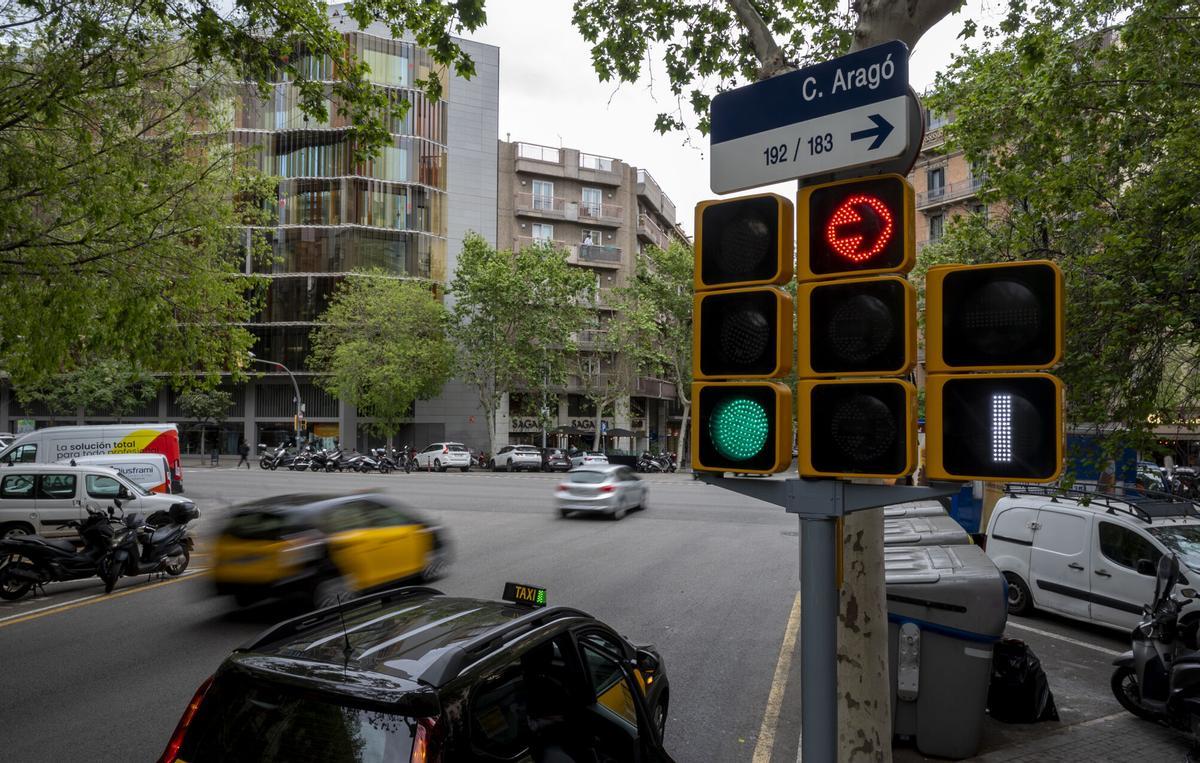 Triple semáforo en la calle Muntaner con Aragón.