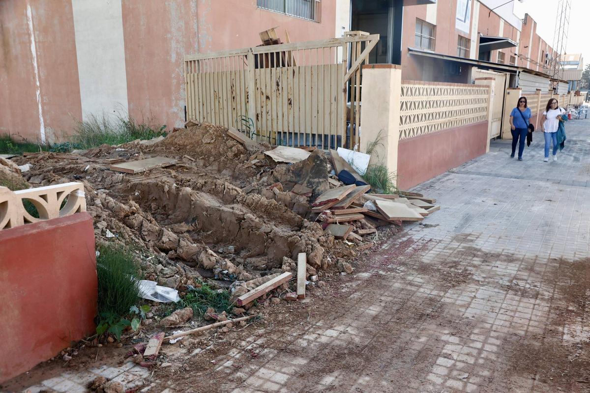 Un muro derribado en el polígono de Catarroja.