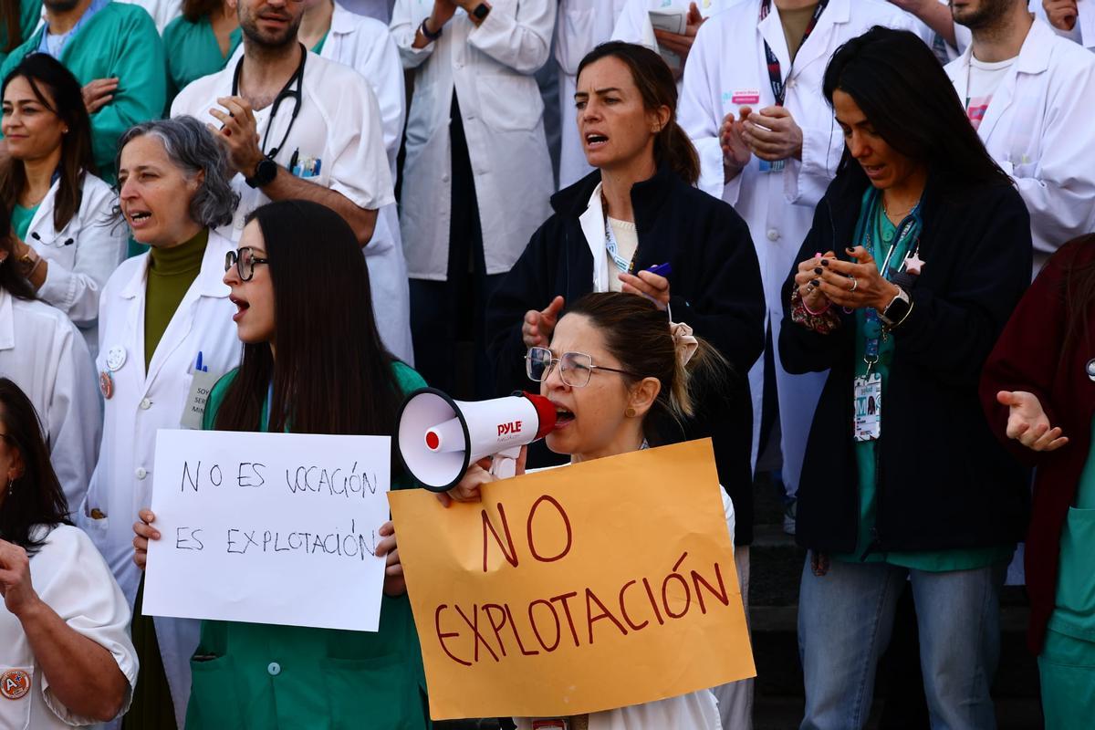 En imágenes I Protesta de los médicos de Aragón a las puertas de los hospitales en el primer día de huelga