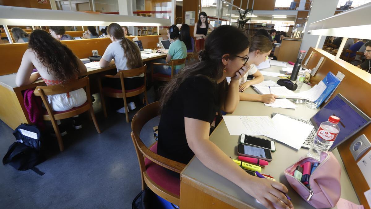 Estudiantes en una biblioteca de Zaragoza preparándose para los exámenes de la EvAU.