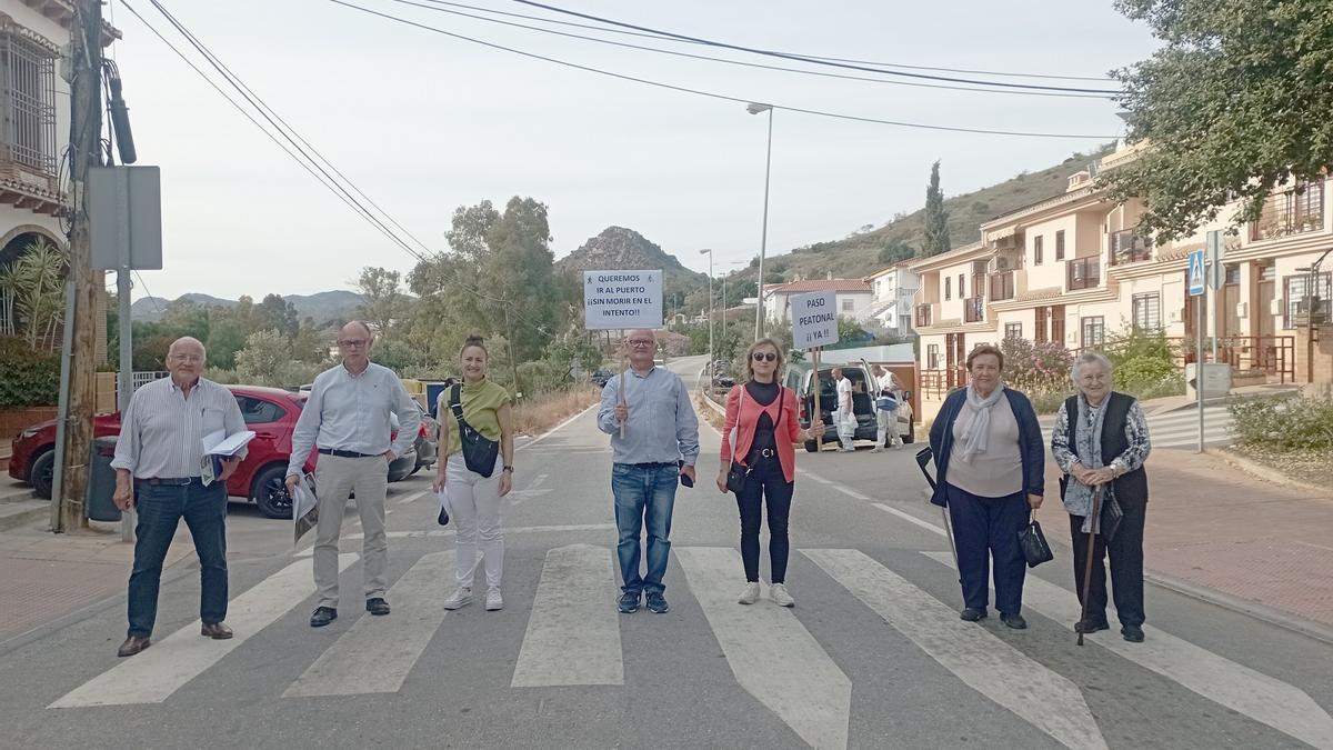 Vecinos de la Junta de los Caminos, el pasado mes de mayo pidiendo la comunicación peatonal con el resto del Puerto de la Torre.