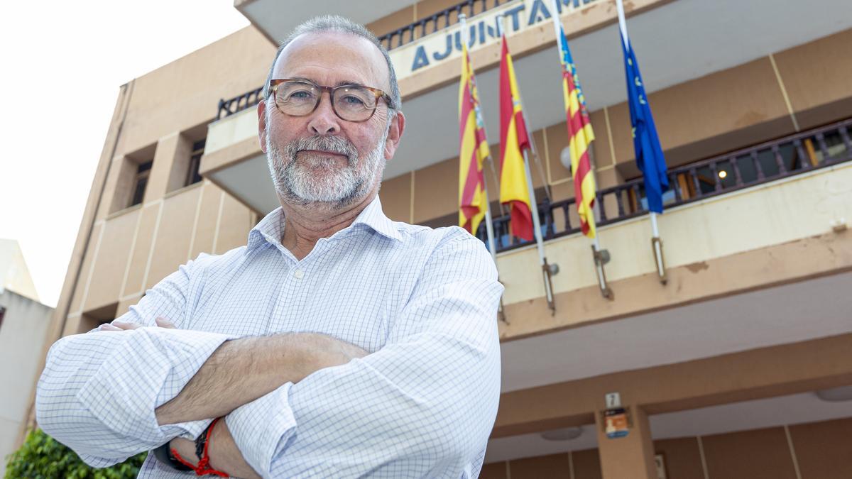 Juanjo Berenguer en la puerta del Ayuntamiento