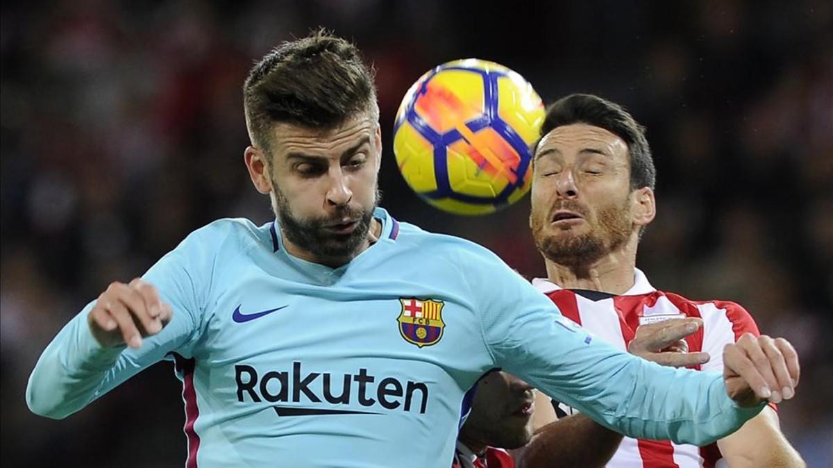 Piqué mantuvo una intensa batalla con Aduriz