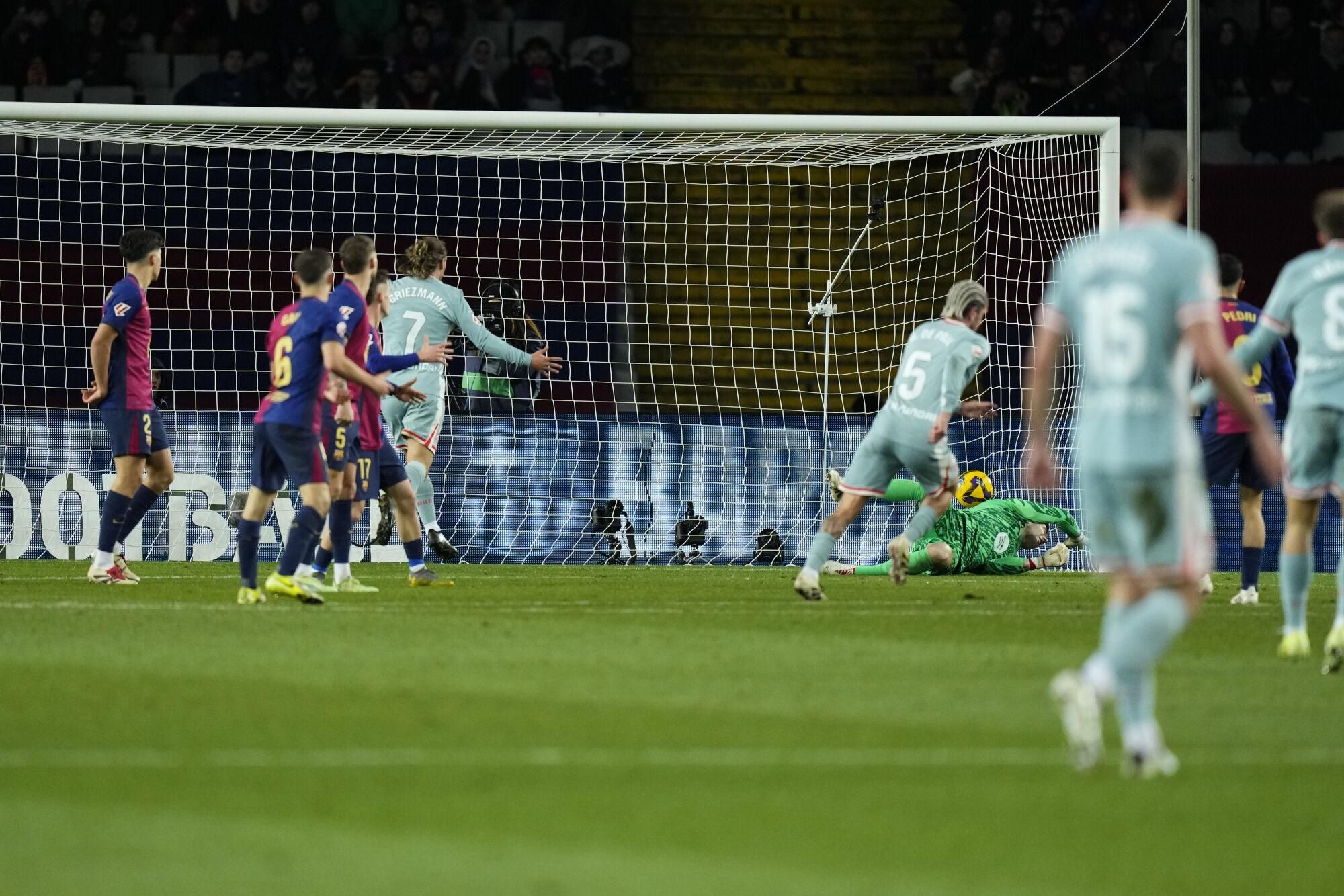 BARCELONA, 21/12/2024.- El centrocampista del Atlético de Madrid Rodrigo de Paul (4d) marca su gol durante el partido de la jornada 18 de LaLiga entre el FC Barcelona y el Atlético de Madrid, este sábado en el estadio olímpico Lluis Companys. EFE/ Siu Wu