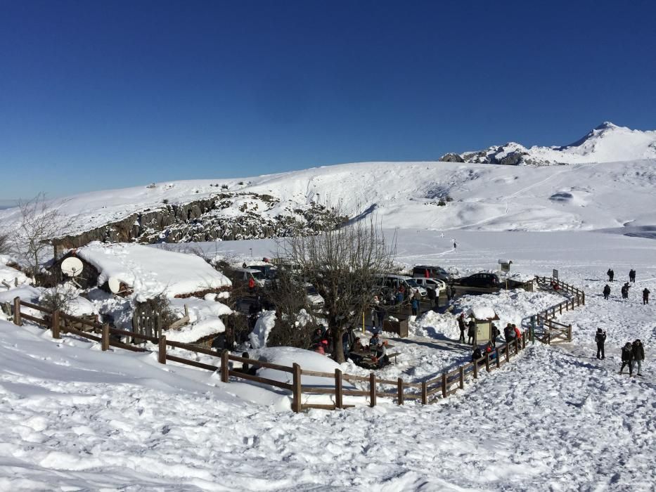 Los lagos de Covadonga nevados, atractivo en el puente de diciembre