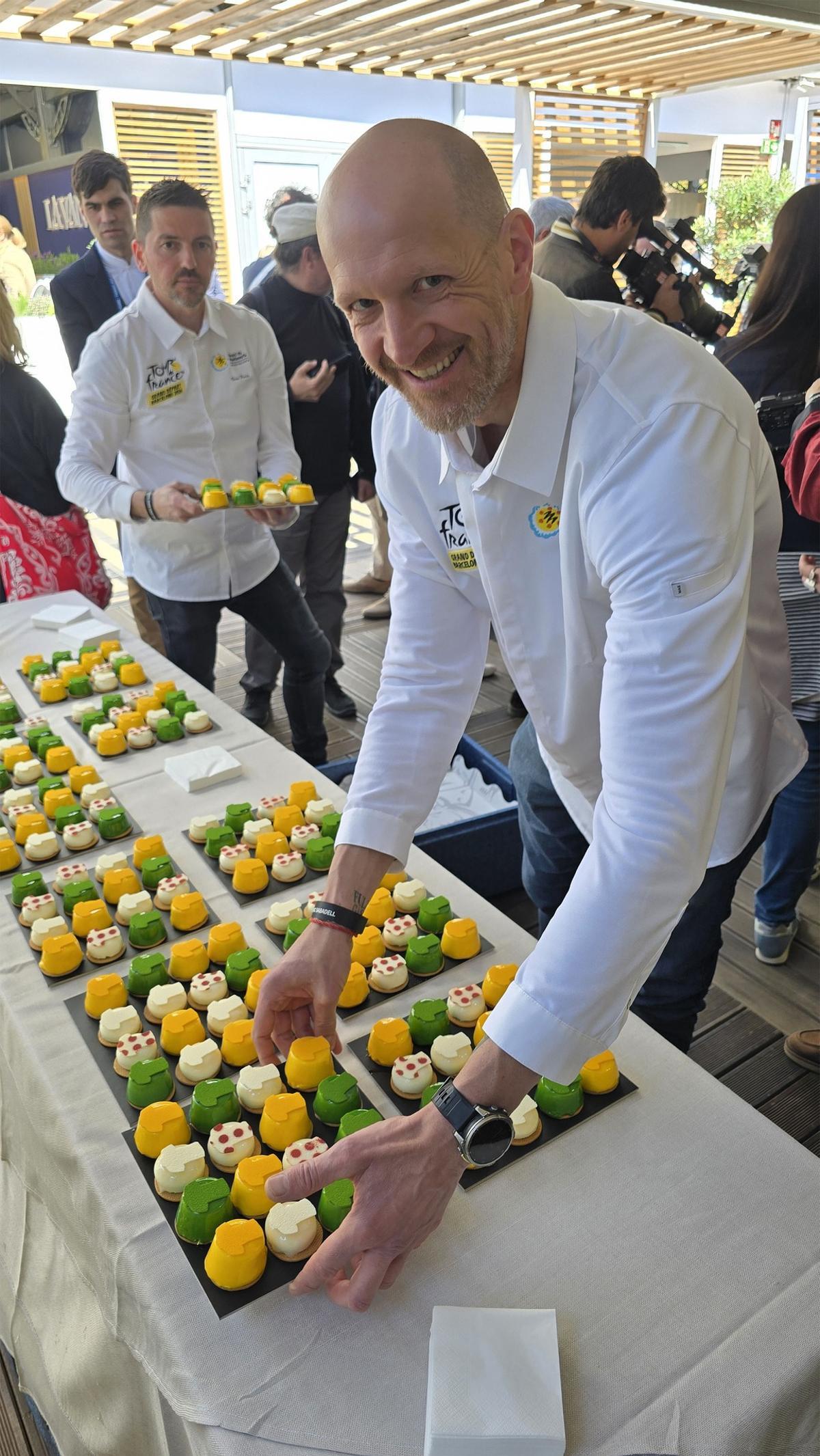 El pastisser de Llívia David Gil amb els dolcets del Tour