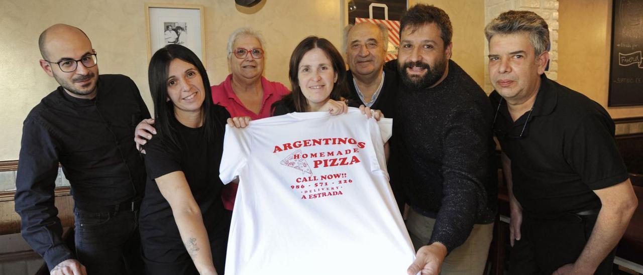Pose, segundo por la derecha, con su familia y el equipo de Argentinos Burguer. | // BERNABÉ/JAVIER LALÍN