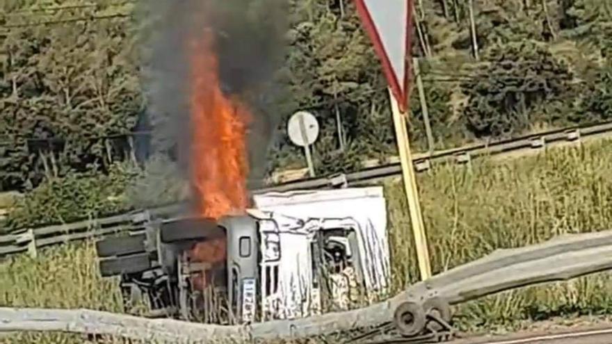 Un camió bolca i s&#039;incendia a tocar d&#039;una rotonda a Sant Mori