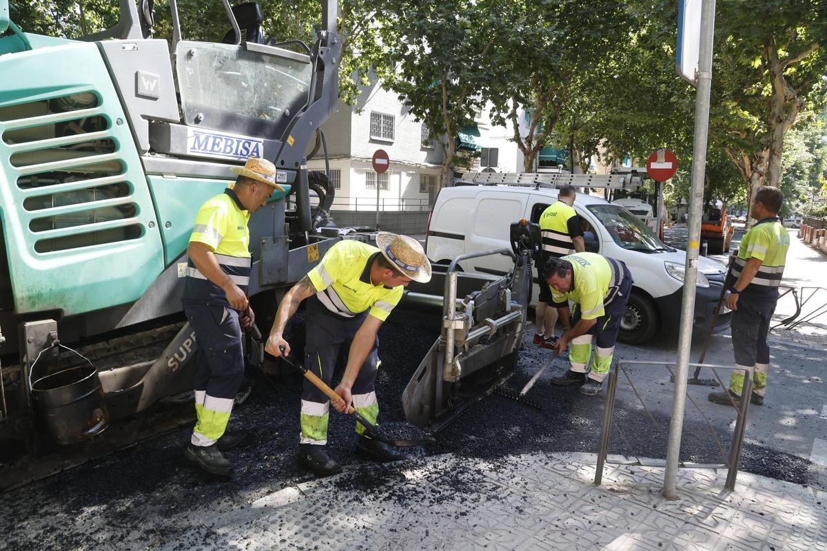 Trabajos de asfaltado en La Palmera.