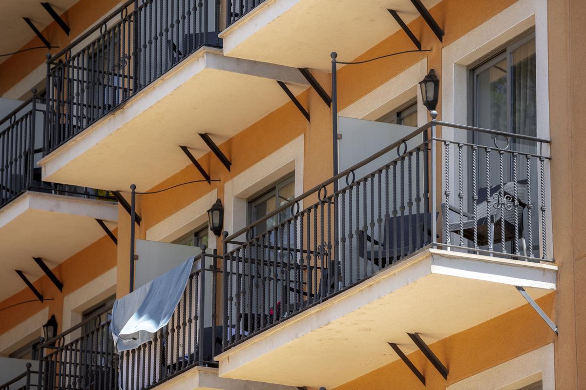 Ein Balkon in dem Hotel an der Playa de Palma, in dem die Gruppenverwaltigung stattgefunden haben soll.
