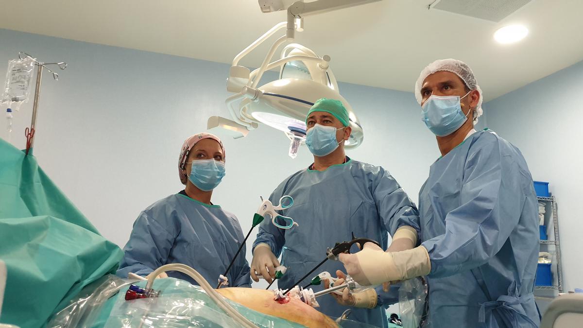 Un equipo de Obesidad de Quirónsalud  realiza con éxito una sesión online con cirugía en directo