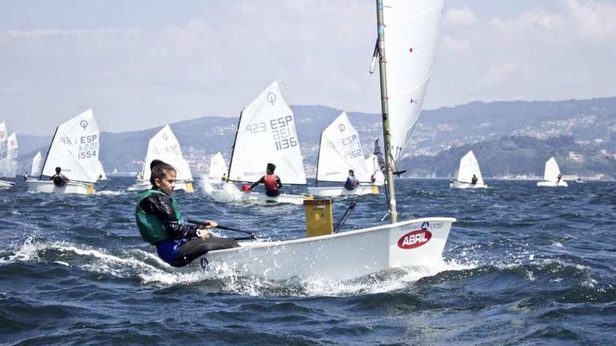 Alba Trigo, durante una de las mangas de ayer en la ría de Vigo.