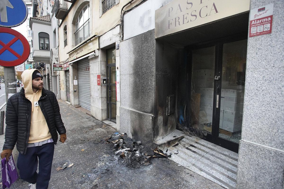 Girona carretera Bcn 15 Botega Toscana incendi cartrons exterior local ,vidres façana trencats