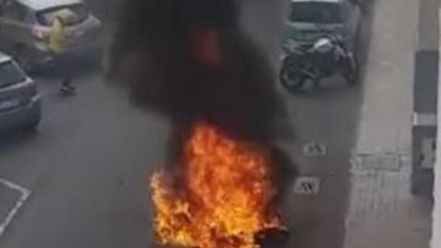 La moto de un repartidor de Correos arde en Las Palmas de Gran Canaria