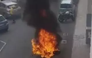 La moto de un repartidor de Correos arde en Las Palmas de Gran Canaria
