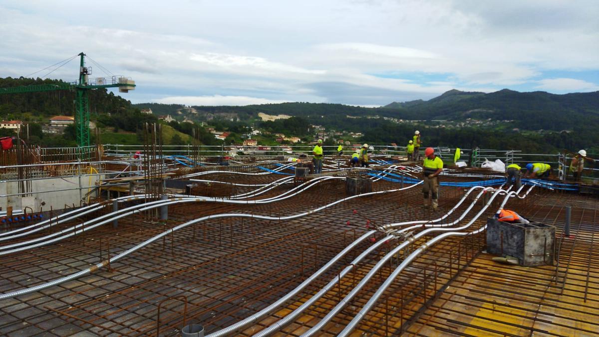 Instalación de la llamada &quot;losa de transición&quot; sobre la que se levantará la torre de hospitalización de Montecelo.