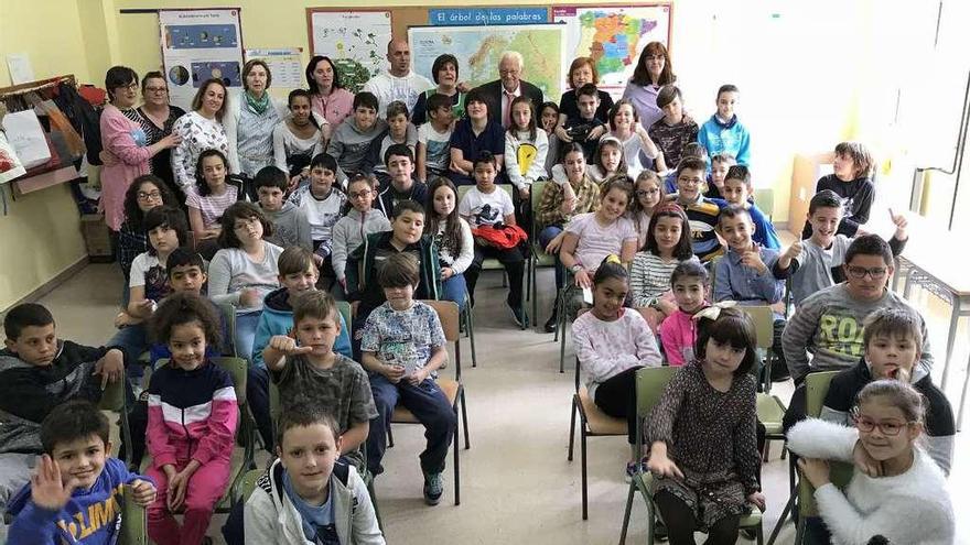 El Padre Ángel, al fondo, en el encuentro con los escolares.