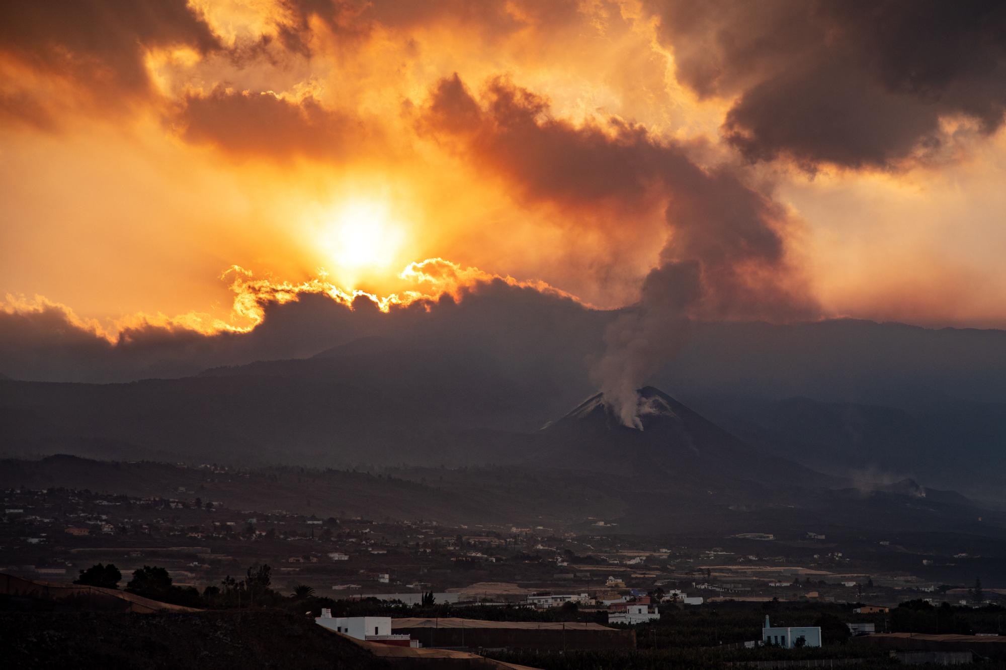 Nube de ceniza y lava que expulsa el volcán de Cumbre Vieja este martes