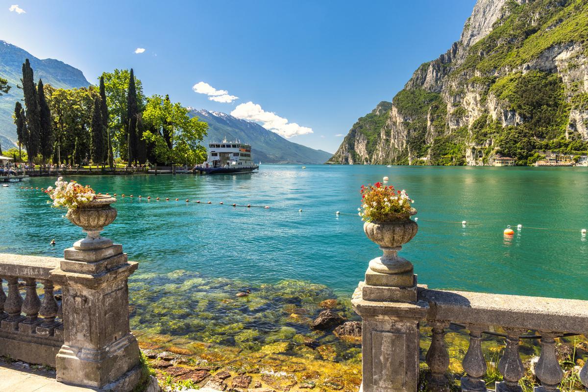 Vista del lago desde Riva del Garda.