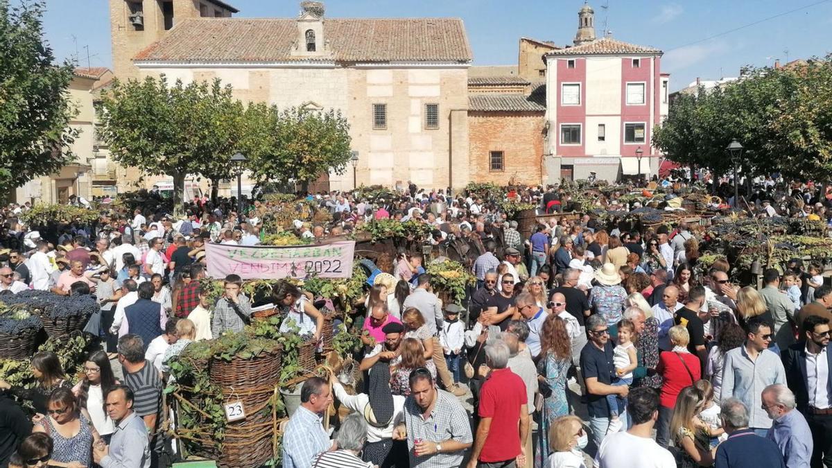 Participantes en el desfile de carros comparten con vecinos y turistas viandas y vino en la Glorieta. | M. J. C.