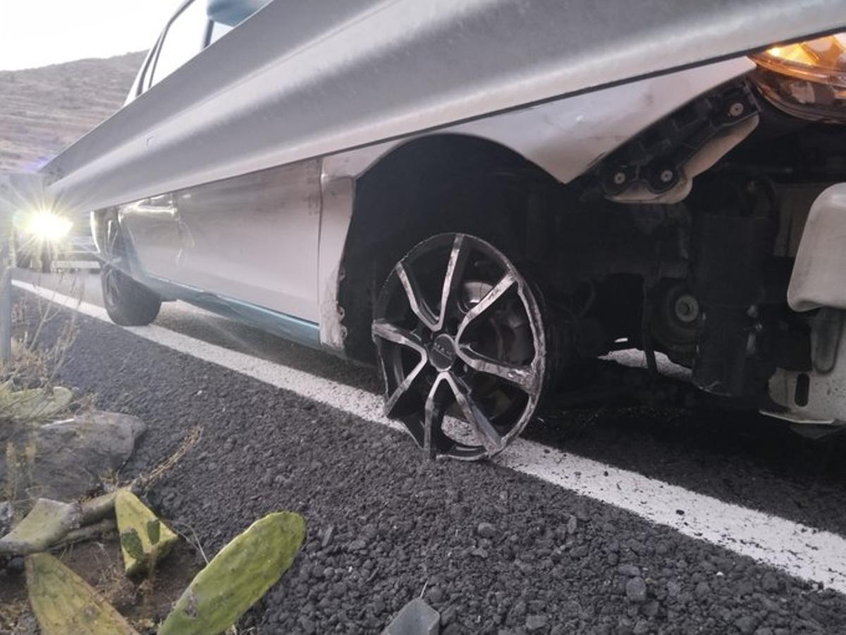 Rueda destrozada en el coche del conductor ebrio
