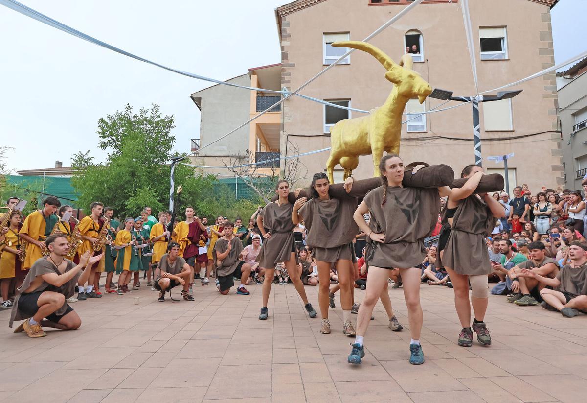 Les millors imatges de la cercavila de la Cabra d'Or, a Moià