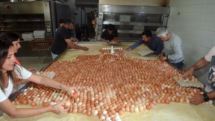 El bollo de los 6.000 huevos ya se degusta en la tradicional fiesta de San Gregorio