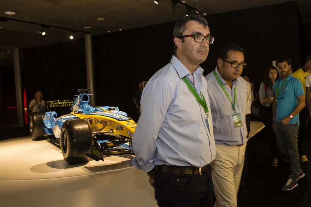 Periodistas y organizadores de la Vuelta Ciclista visitan el museo de Fernando Alonso