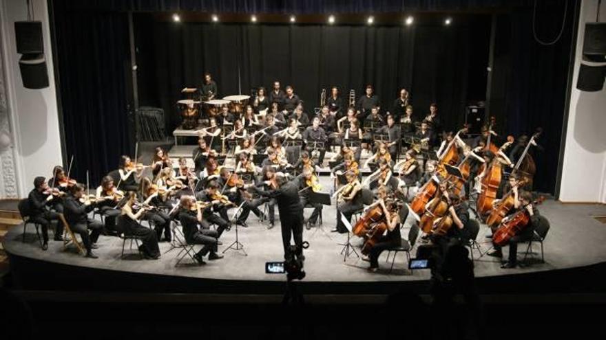 La orquesta sinfónica segle XXI en un concierto.