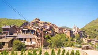 Tomàs (64 años) es el único habitante de un pueblo abandonado : "Es fácil vivir aquí con un subsidio de 480 euros, no hay donde gastarlo"