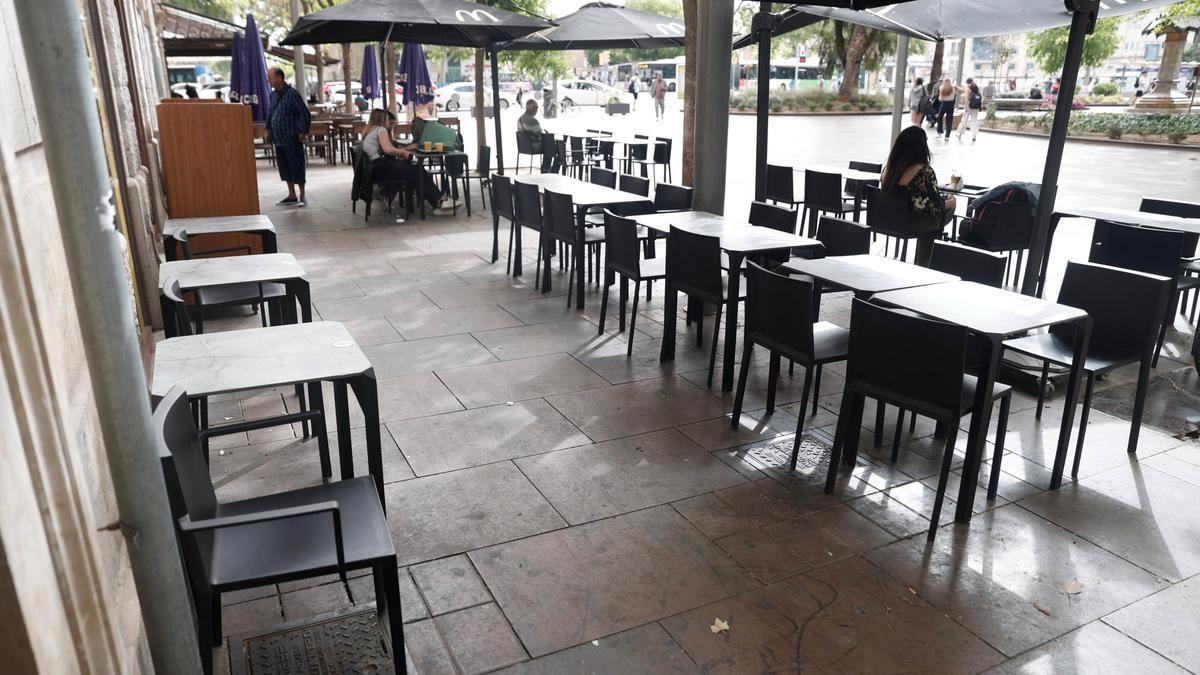 Algunas Terrazas de la plaza España, enclave sobre el que Cort ha puesto el foco, se alinean junto a la pared.