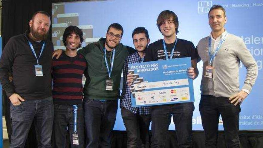Equipos que han desarrollado las aplicaciones «Take it» y «Social Pay», premiadas en las jornadas realizadas por Banco Sabadell y la UA este fin de semana.