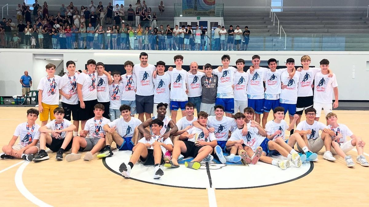 Los jugadores de los equipos infantil y junior del Ontinyent CB celebran el ascenso de categoría.