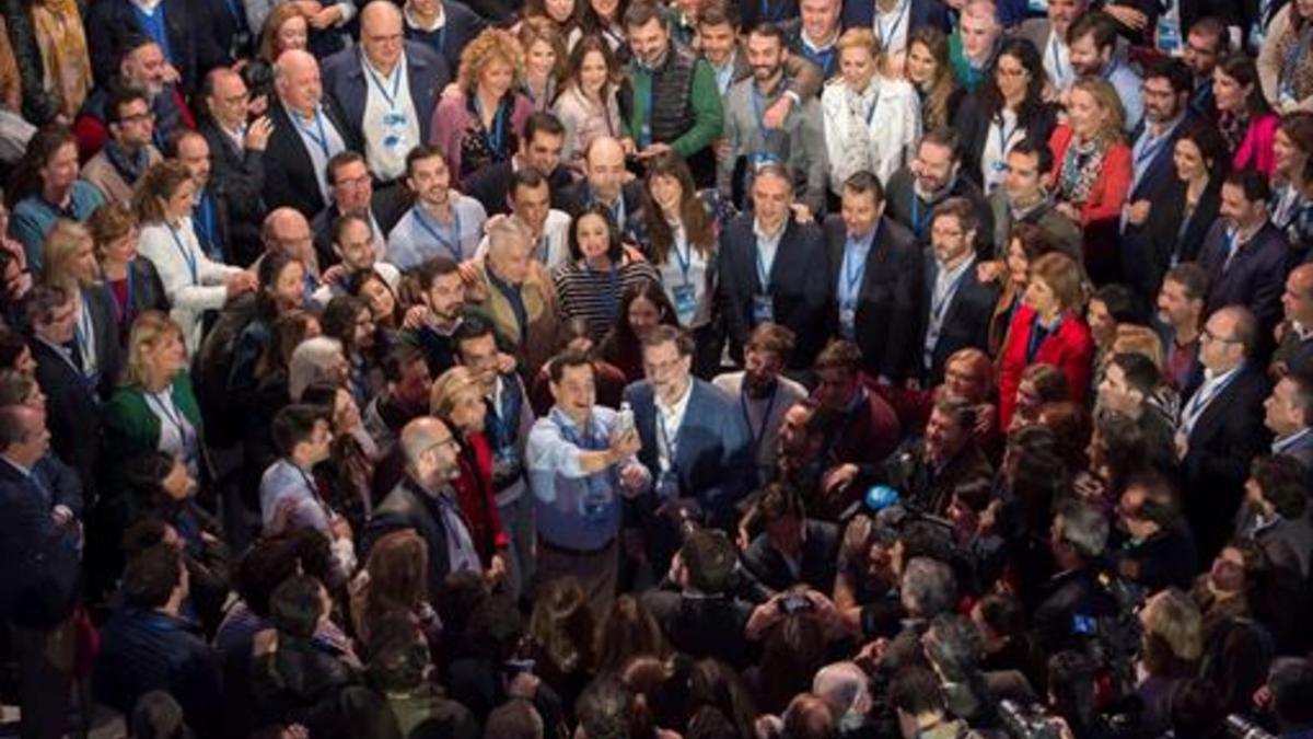 Mariano Rajoy (centro) posa junto a los galardonados en el acto de entrega del premio Iniciativa Buenas Prácticas Municipales que otorga el PP, durante la convención de ayer en Sevilla.