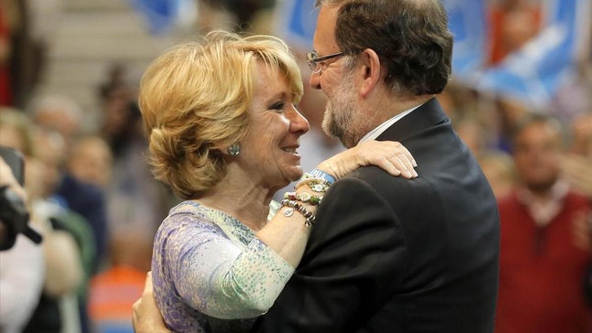 La ya expresidenta del PP de Madrid, Esperanza Aguirre, abraza al líder de su partido, Mariano Rajoy, en el acto de final de campaña.