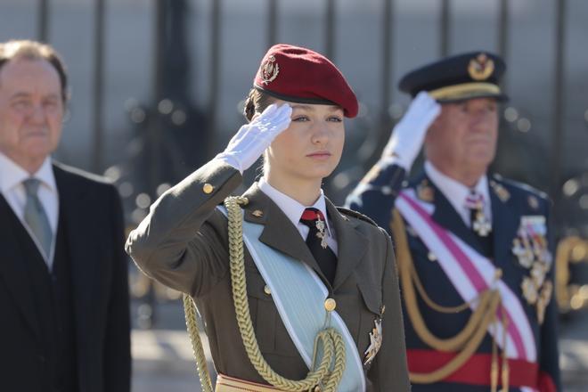 La princesa Leonor debuta en la Pascua Militar con su uniforme de gala.