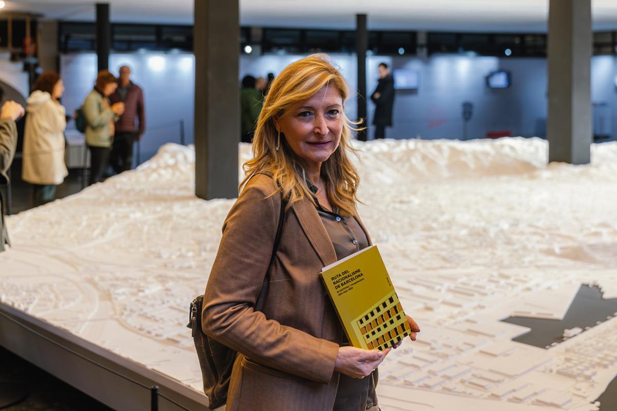 Tate Cabré, autora de la guía, junto a la maqueta gigante de Barcelona reciñen inaugurada en la antigua Editorial Gustau Gili.