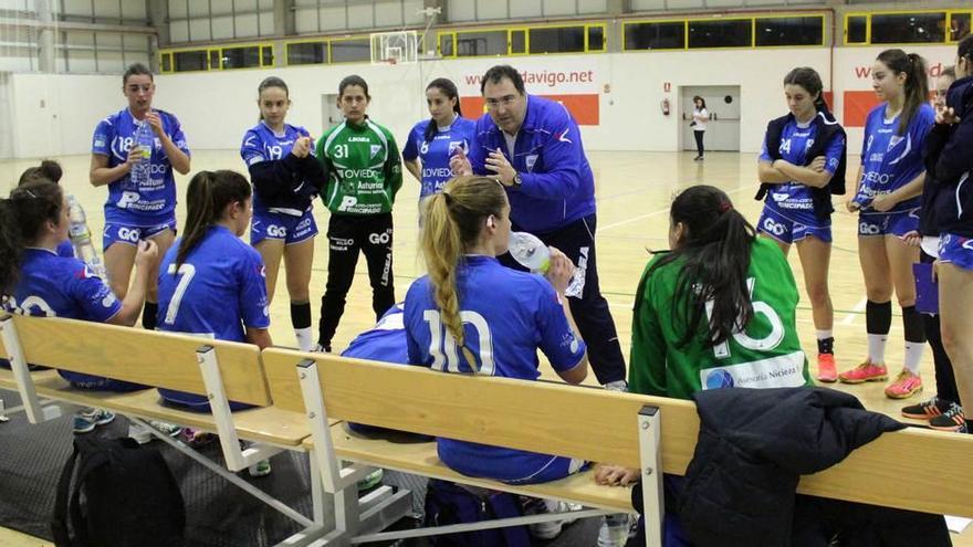 Alfredo Fernández da instrucciones a sus jugadoras durante un tiempo muerto en el partido de la primera vuelta frente al Rodavigo.