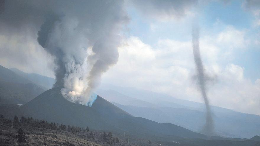 Desgasificación intensa en el volcán de La Palma visto desde Tacande
