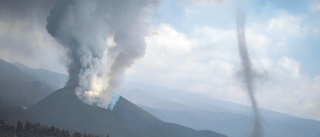 Desgasificación intensa en el volcán de La Palma visto desde Tacande