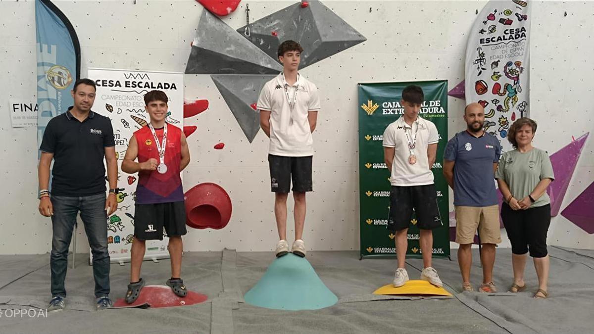 Dani Medaña, a la izquierda, posa con su plata en bloque sub-17