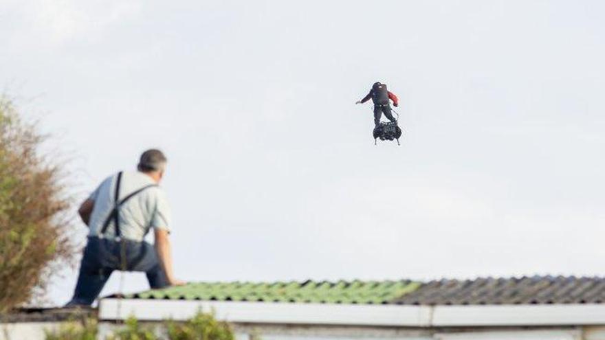 Frank Zapata, el hombre volador, logra cruzar el Canal de la Mancha