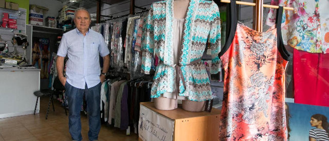 Félix Faleh en la tienda fundada por su padre como Confecciones Faleh e Hijos.