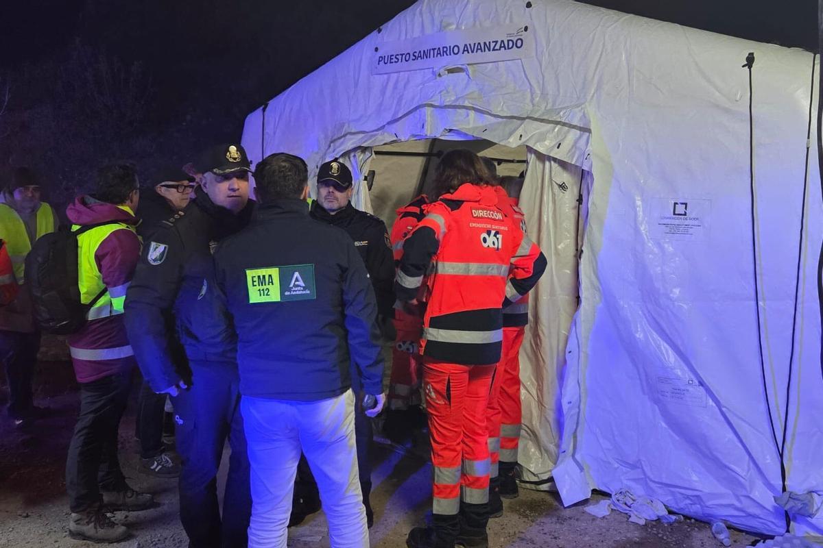 Operativos de emergencia en la zona del accidente este domingo, en Adamuz.