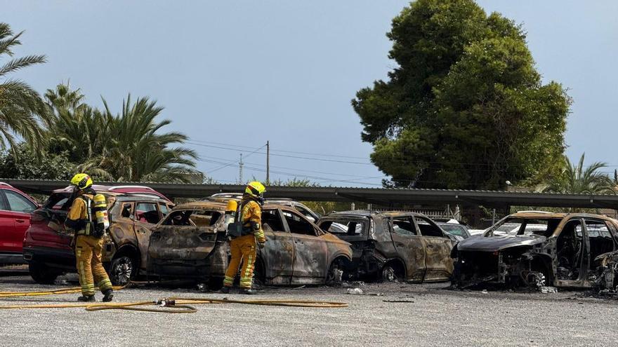 Así ha sido el incendio de nueve vehículos en una campa junto al aeropuerto Alicante-Elche
