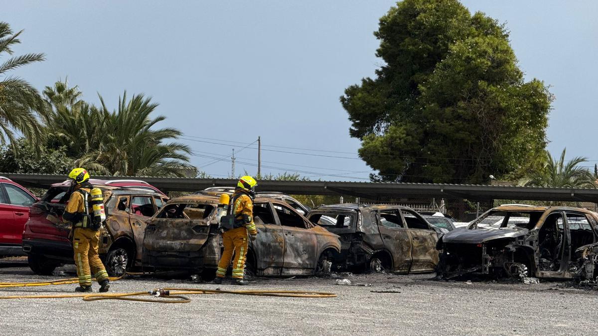 Bomberos del parque de Elche tratan de sofocar el humo desplegado tras el fallo de motor de un coche.