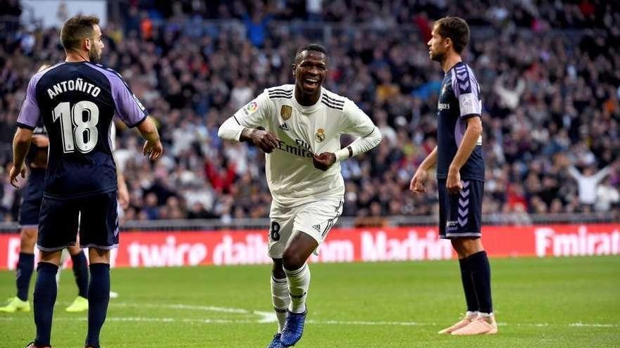 Vinicius celebra el primer gol del Madrid ayer contra el Valladolid.